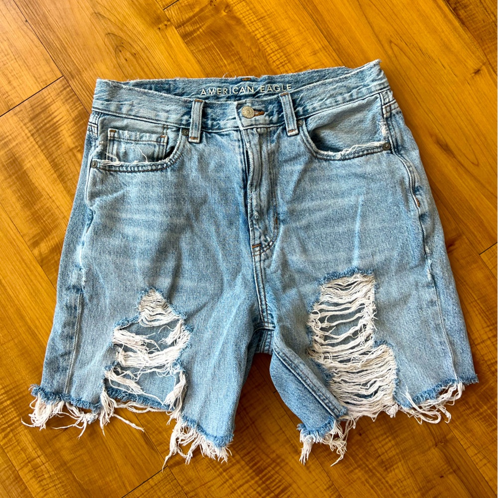 American Eagle mom jean shorts mid thigh medium light wash size 6